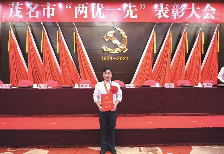 劉總獲評(píng)優(yōu)秀共產(chǎn)黨員.jpg